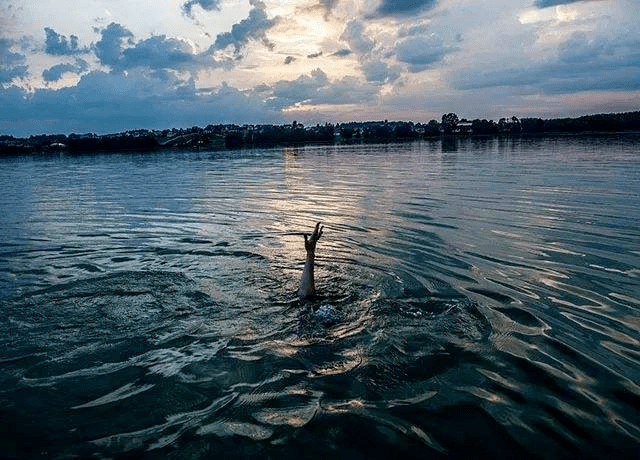 原创5个孩子玩水3人溺亡,防溺水知识教育无数遍,总有父母只是摆设