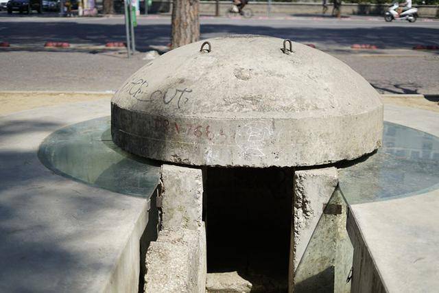 去阿尔巴尼亚,能看到不少这样的打仗当掩体的地堡.