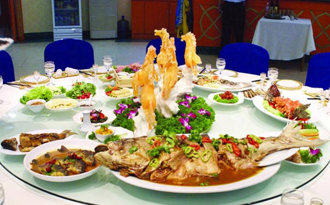 体验将鱼的各种形态融为一体的特色宴席吃一次"微山湖全鱼宴"走进济宁