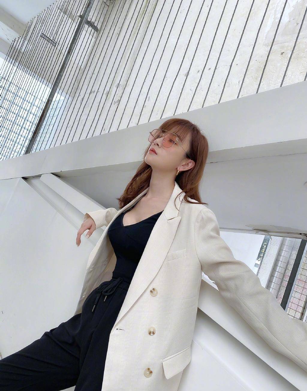 张檬穿这身泳衣真抢眼,老汉背心款全身零赘肉,双马尾辫抢戏_身材