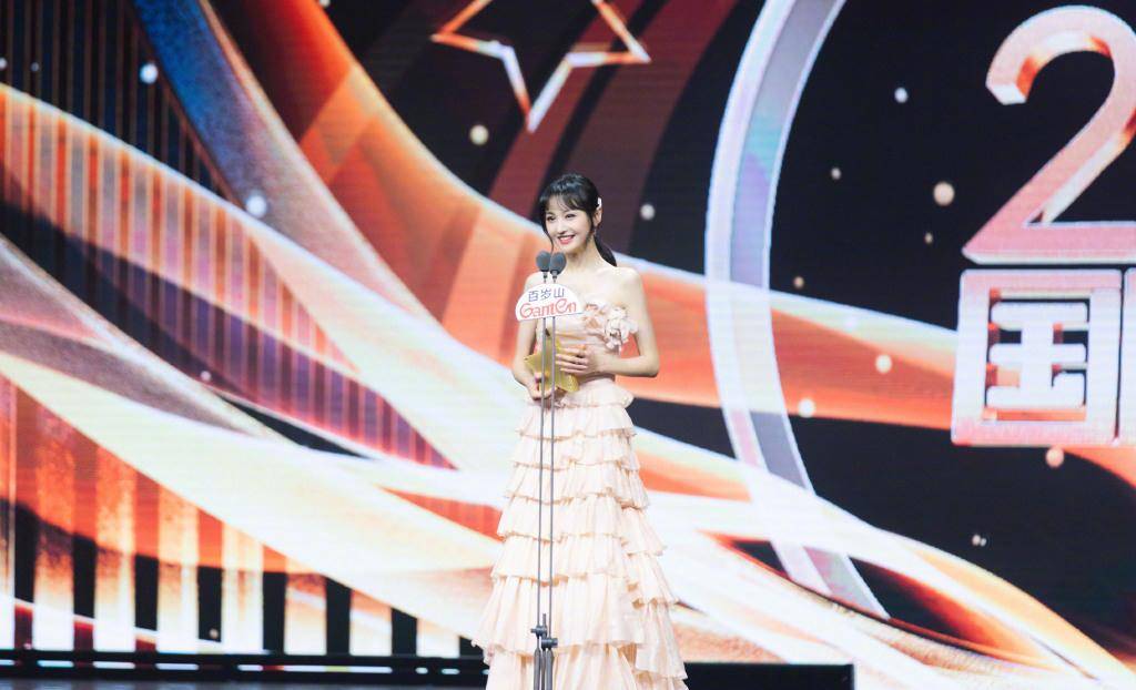 郑爽首次上王牌彻底放开,戴皇冠cos安娜公主太相似,这打扮少见_礼服