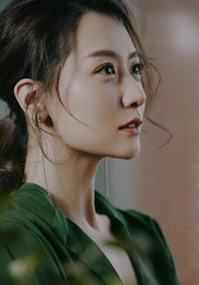 她被称为英皇亲闺女曾经位居四美之首今被骗婚只能再演配角