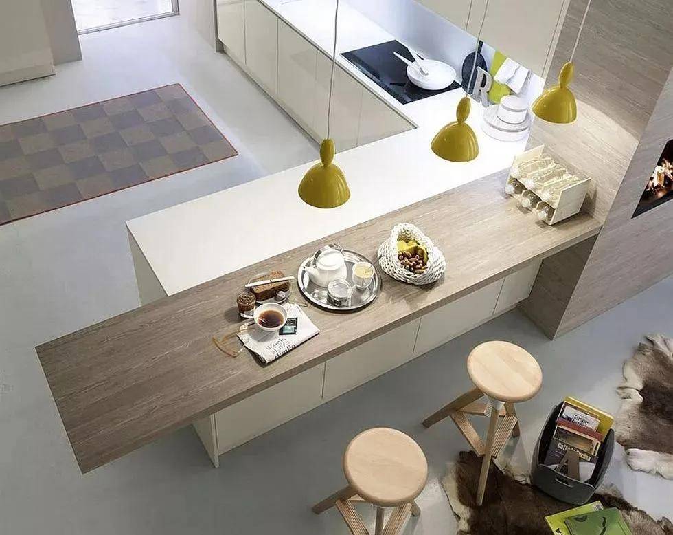 如果想把岛台做成餐桌使用,那么可以设计 高低台,高脚椅.