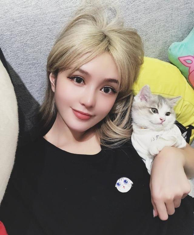 周扬青晒与异性亲密合影被粉丝催着恋爱回复称自己还不急