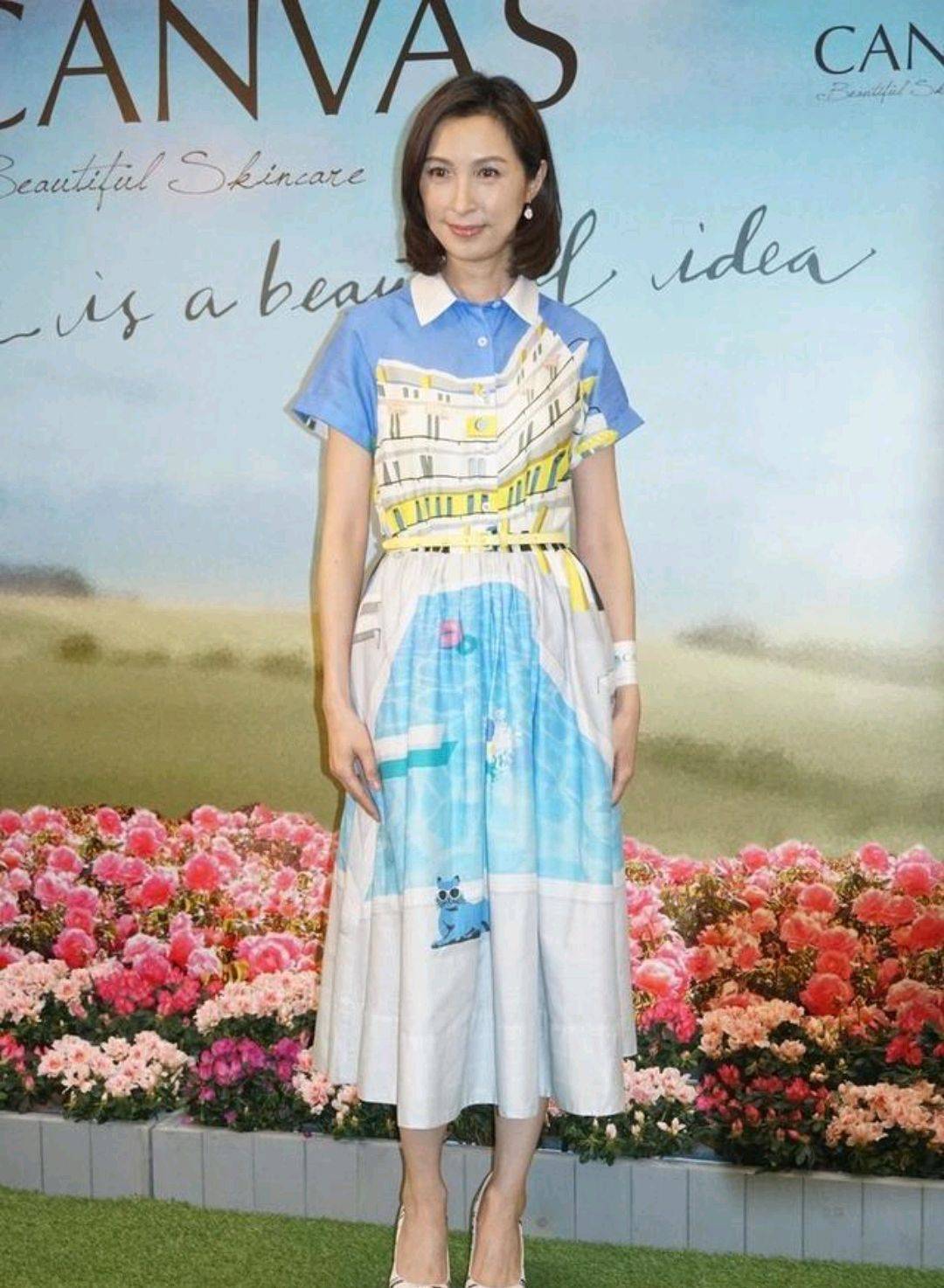 原创郭蔼明风采依旧,穿"油画"花纹连衣裙配豹纹高跟鞋,这才叫精致