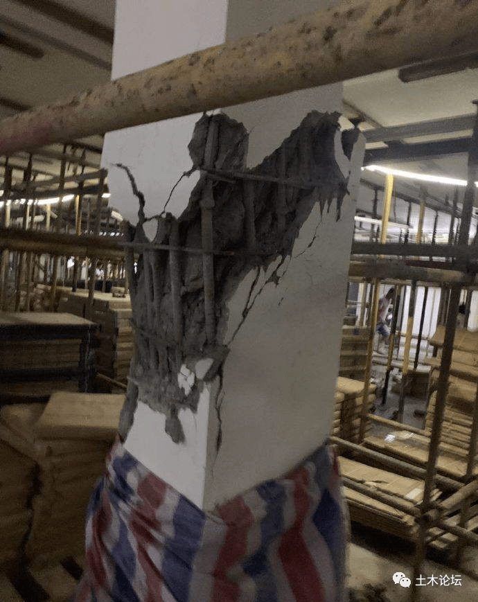 柱子中部剪切破坏(较严重)