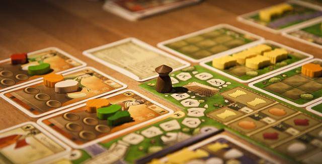 桌游,《洛阳城外》其实对主题的表达并不深入,换一个背景依然不影响