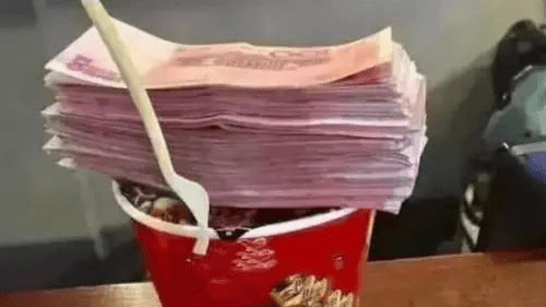 听说朋友穷的每天吃泡面,本想过去嘲讽一波,结果却让尴尬