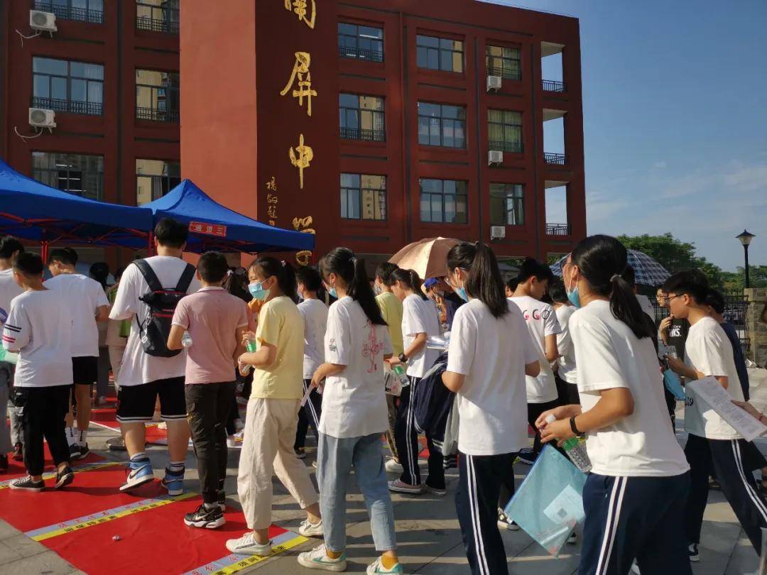 中考首日,上饶广丰有两位特殊的"家长"在陪考