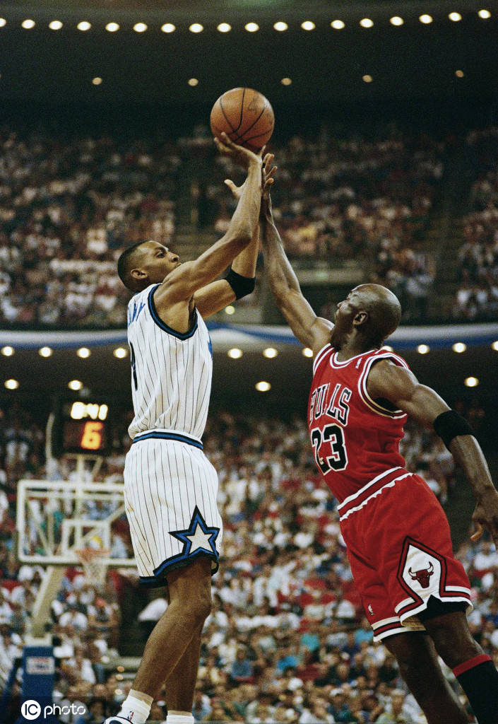 组图:便士哈达威49岁生日 荣归故里体验人生新篇章