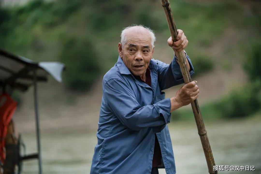 洋县71岁艄公坚守渡口60年!如今儿子成为新一代撑船人