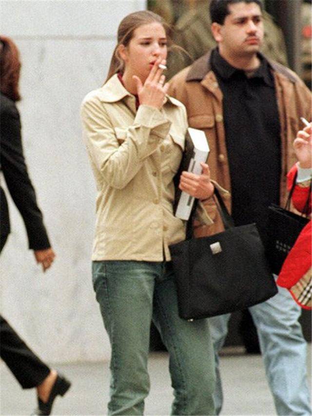 伊万卡在大学也抽烟22岁时装走秀从小就是个小美人