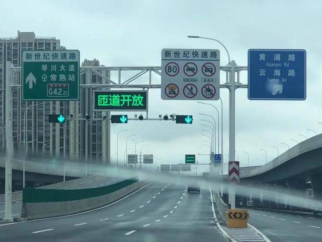 走高架:看到常熟站指示牌,驶入常熟站连结高架匝道,驶至琴川大道右转