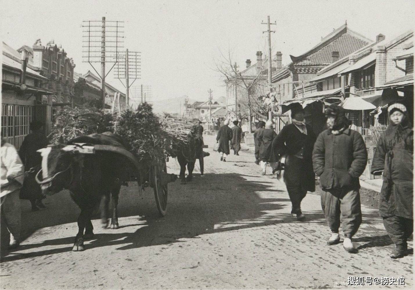 三十年代吉林延边,集市上汉人穿黑衣朝鲜族穿白衣