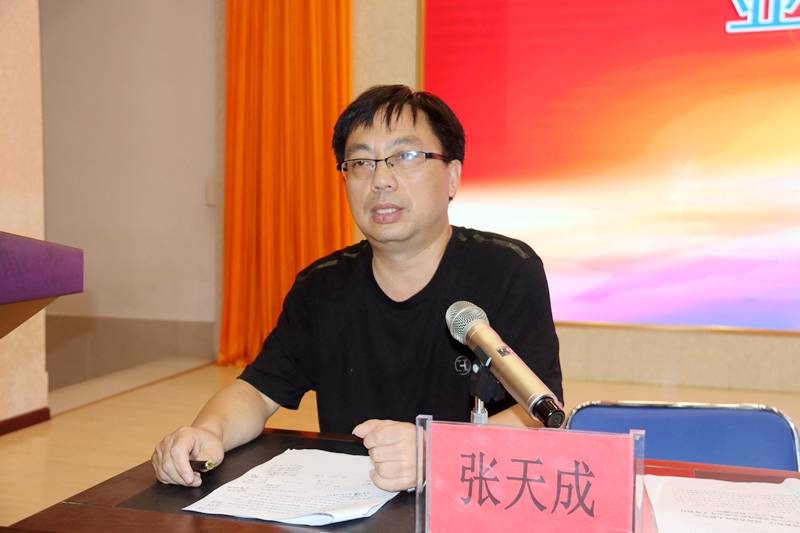县教体局送教工作负责人张天成宣读通知并讲话