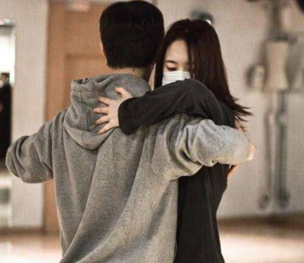 张艺兴喜欢她5年,王一博和她对视就脸红_郑秀晶