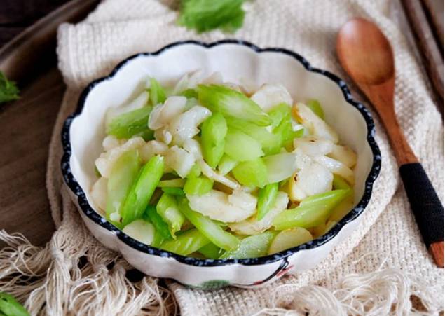 肉末炒金针菇,红烧鸡翅,清炒马蹄西芹,蒜香蒸扇贝