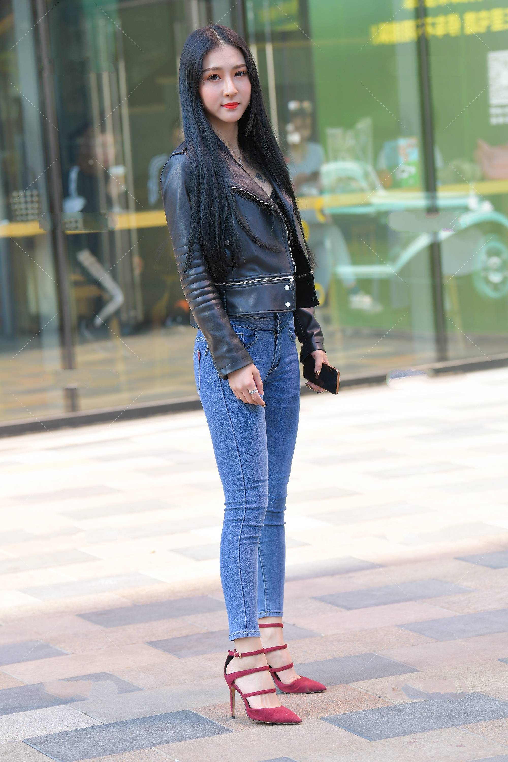 黑色皮夹克搭配红色高跟鞋帅气十足尽显霸气女人范
