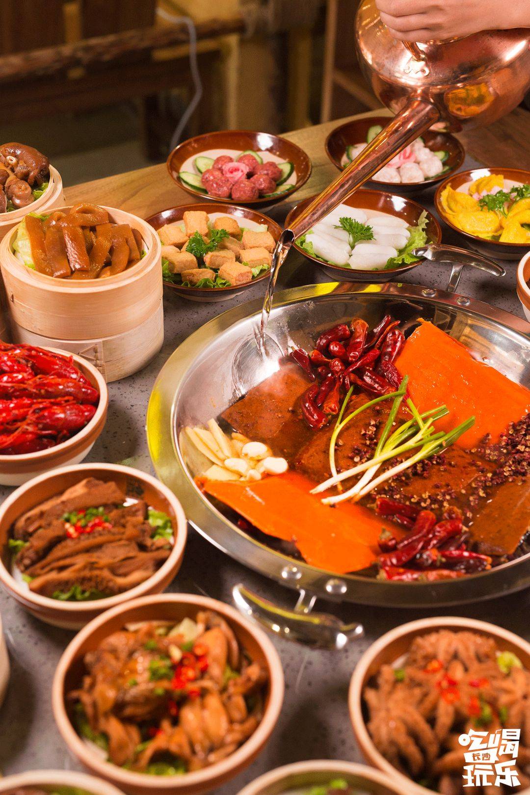 8折起!一秒穿越千年,长沙惊现"战国风格"卤味火锅!