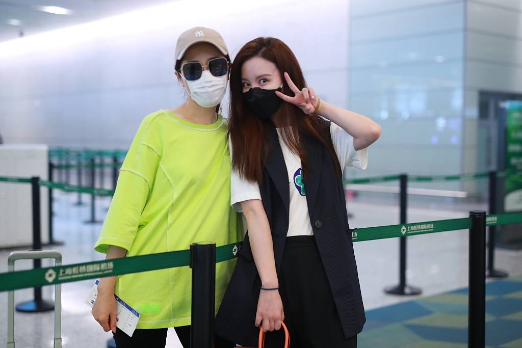 谍战姐妹花机场遇! 张萌曾黎见面拥抱笔芯很养眼