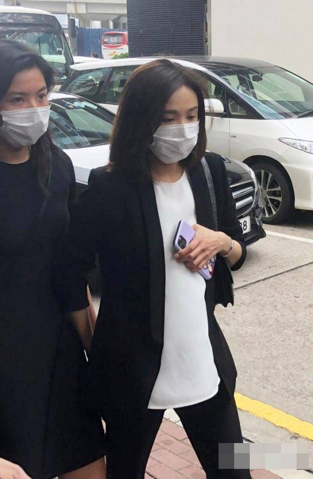 "冻龄港姐"吴婉芳丧夫后全家福曝光,素颜出镜和仨儿女如同姐弟