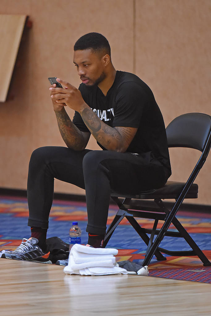 组图:开拓者队内训练 利拉德手机玩不停安东尼装酷-搜狐大视野-搜狐