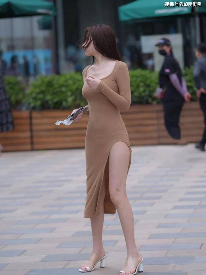 原创身材丰腴的美少妇,时尚穿搭开叉紧身长裙,尽显妩媚又迷人