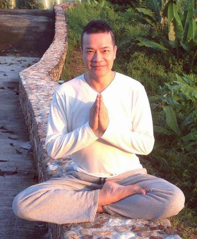 原创他曾是著名主持人被富婆包养10年60岁看破红尘出家修佛