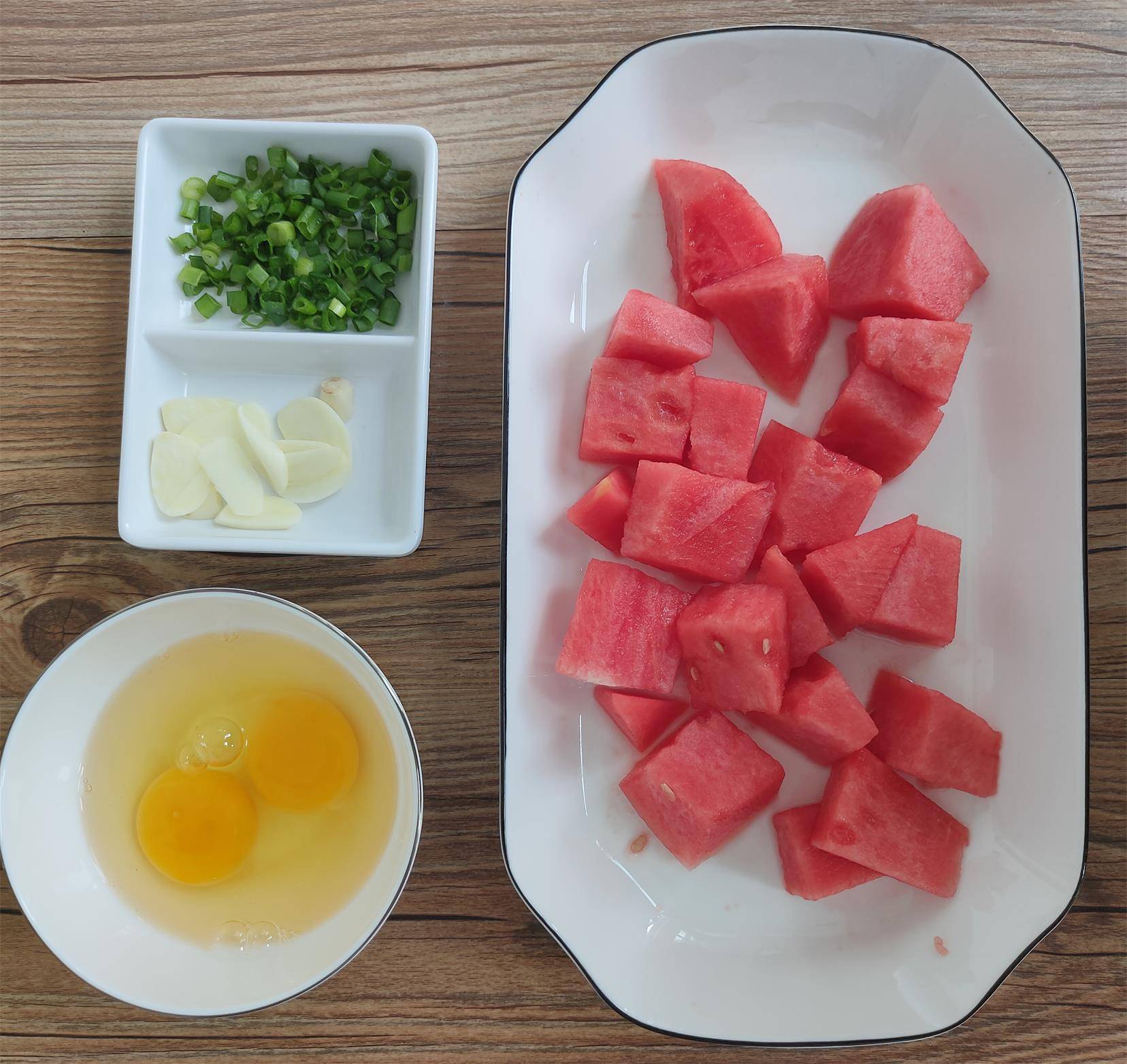 西瓜炒鸡蛋,帮菜小厨自主研发新菜品,口感鲜嫩又酥脆,解暑超棒