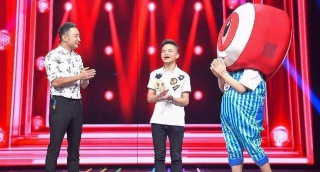 小林浩的英勇事迹逐渐被人们熟知,人们纷纷对他竖起了大拇指,连记者都