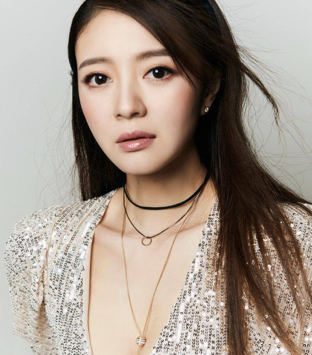 40岁安以轩放得开,真空深v礼服大秀事业线,凹凸感真诱人_身材