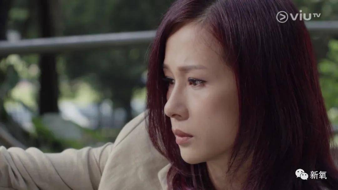 钟楚曦深v港风造型真滴绝!怕只有20年前惊艳一时的她们敢比一下了