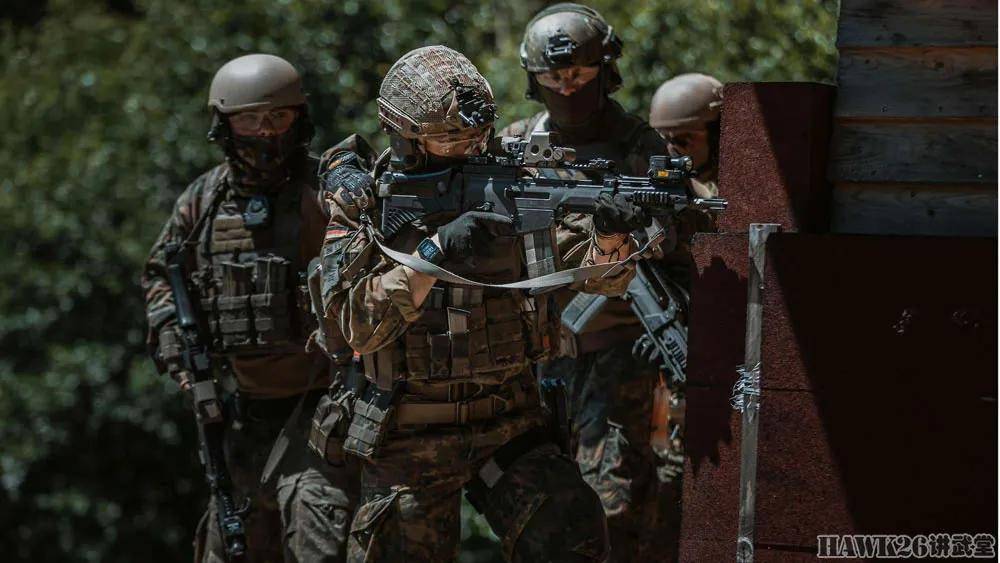 德军egb部队近距离战术演习 使用实弹训练 水平与特种部队看齐