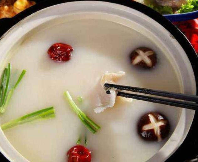 传统名菜奶汤锅子鱼,汤汁浓白似鲜奶,做起来简单又好吃