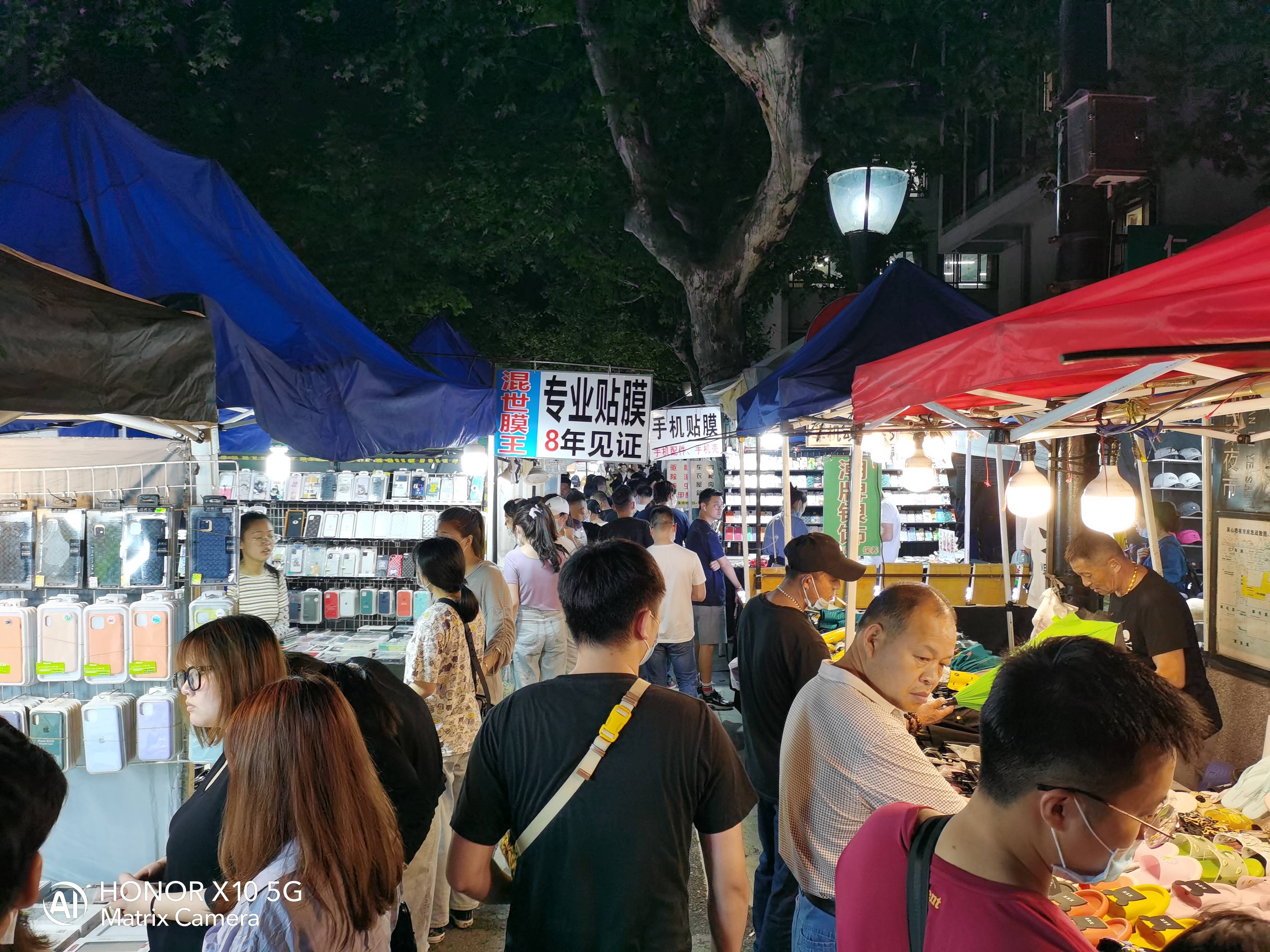 吴山路夜市吴山路夜市,帐篷下面灯火通明,帐篷上面的空间非常暗,光比