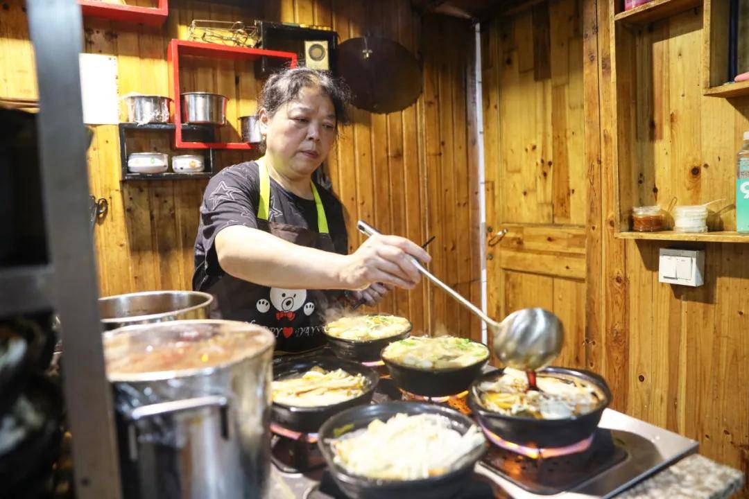 北仑这家不太正经的砂锅店,有些人一吃就是8年,太治愈了