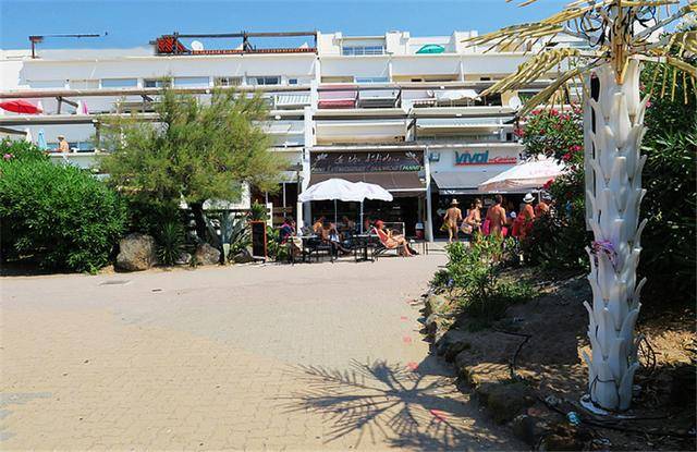 法国最坦诚的小镇,当地讲究坦诚相待,游客前来还需缴"裸体税"_天体