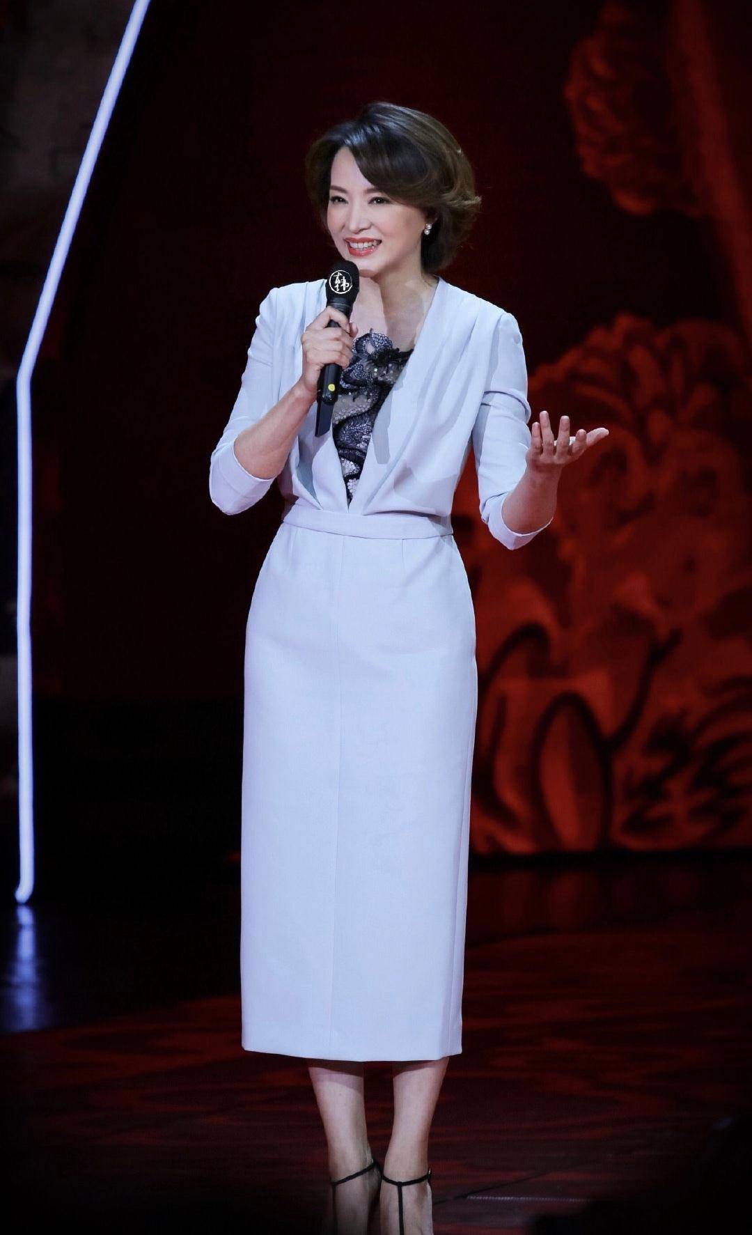 董卿真是气质美人,蓝色礼裙优雅高贵,15cm的高跟鞋如履平地_礼服