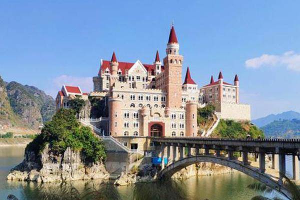 贵州深山中竟藏着一座梦幻城堡,媲美德国天鹅堡,竟然就在万峰湖