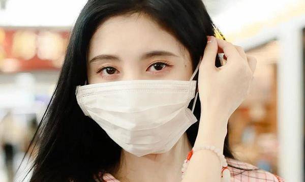 原创口罩比脸大该咋办王俊凯示范正确操作鞠婧祎学着点别再乱戴