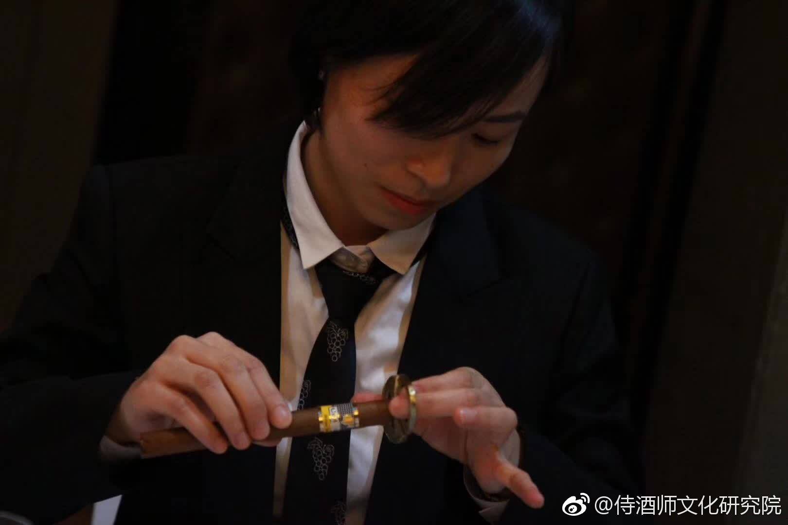 听过侍烟师吗手拿雪茄的你一定是整条街最靓的仔