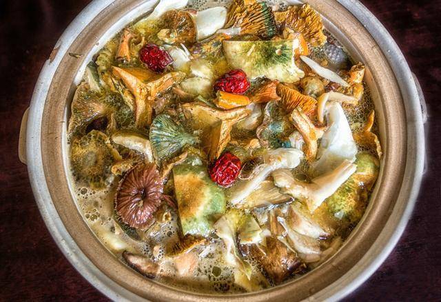 当蔡澜先生面对一桌鹿花菌,桦草菌,白蛟伞,星孢寄生菇,白香蘑,灰鹅膏