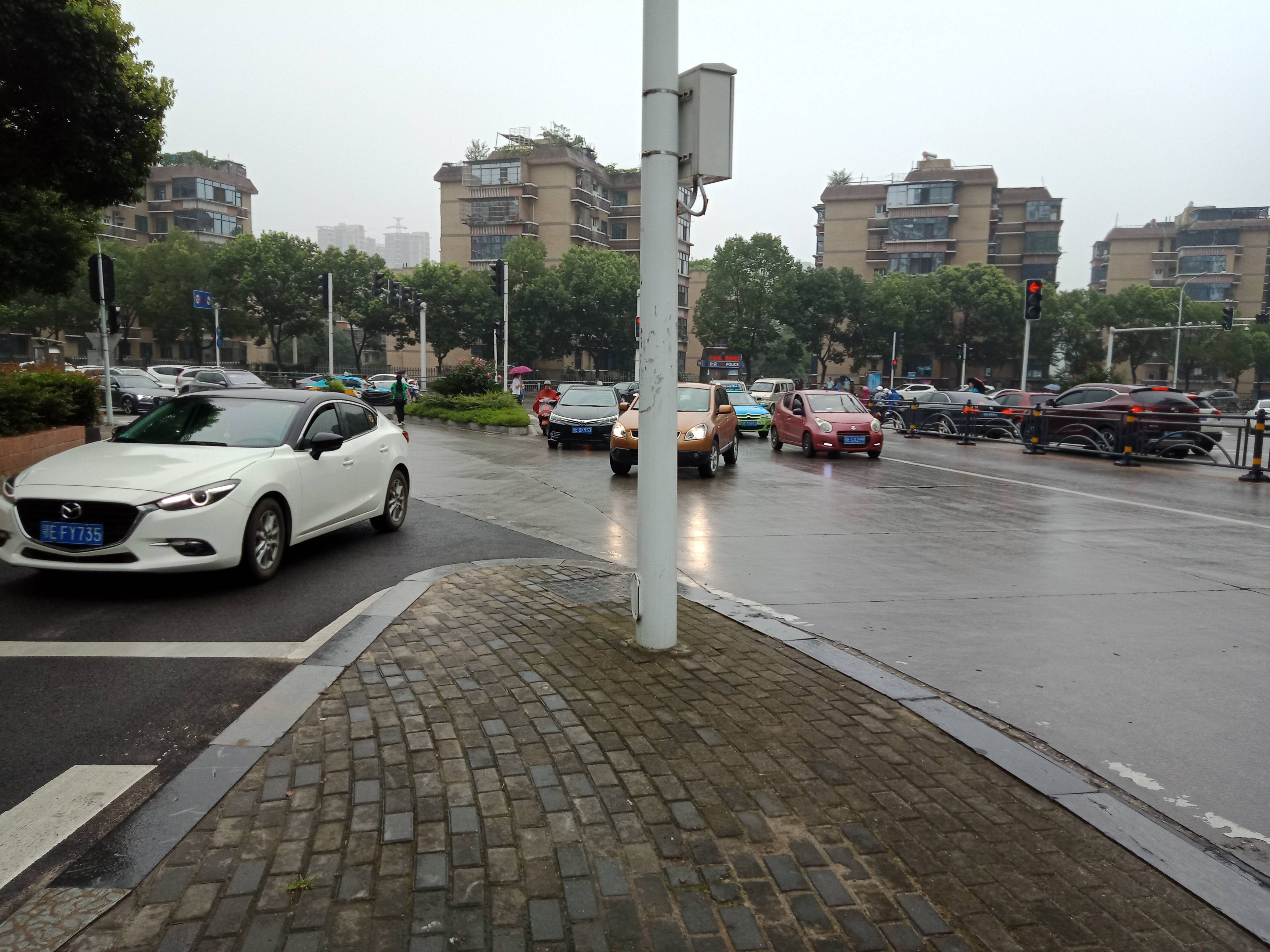 宜昌体育场路附近有条单行车道风景不错哦!