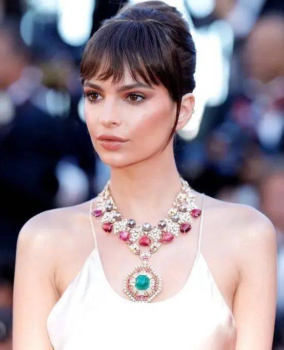 佩戴宝格丽(bulgari)的28克拉钻石和140克拉蓝宝石项链