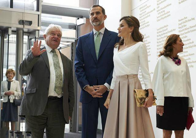 西班牙王后与前夫两人照片曝光,举止亲密,莱蒂齐亚变化真大