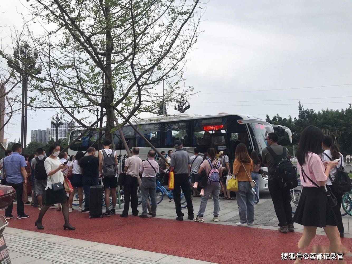 德陽至成都地鐵擺渡車正式開通後,新都,德陽客流可觀,排隊上車