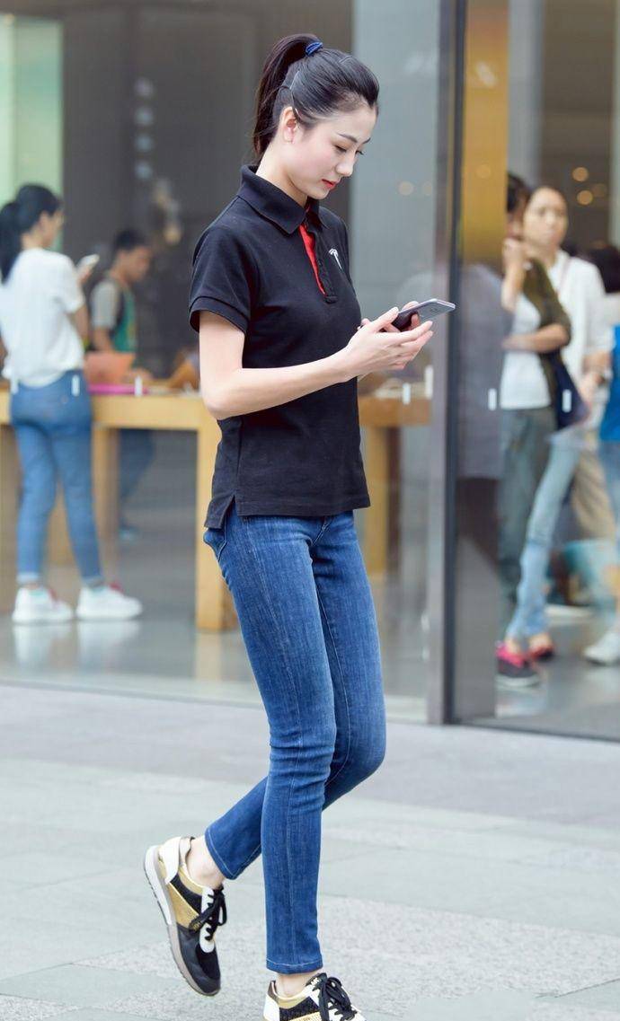 原创美女穿搭:牛仔裤给你简约利落的感觉,更具休闲的街头时尚感