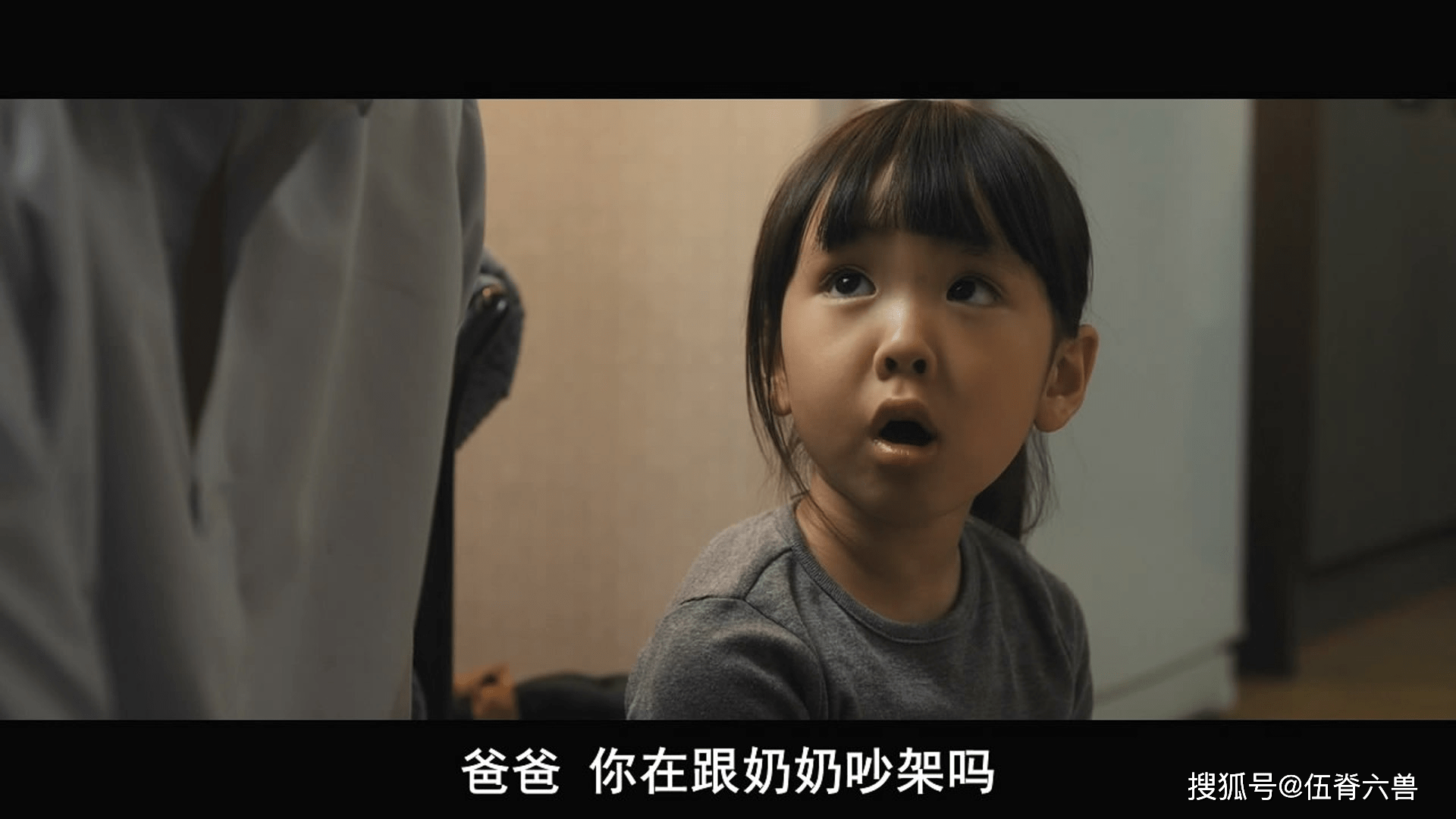 在《熔炉》中还有一位小女孩,她就是饰演孔刘女儿的金智怜,虽然戏份并