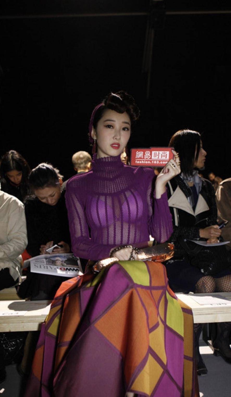 蒋梦婕真敢穿,针织透视衫凹凸感尽显,才31岁就这么拼