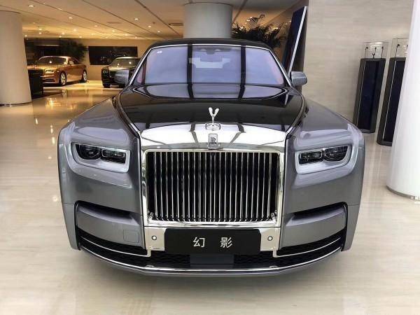 在老干妈名下有一辆劳斯莱斯幻影,既然要介绍老干妈陶华碧的车,自然避